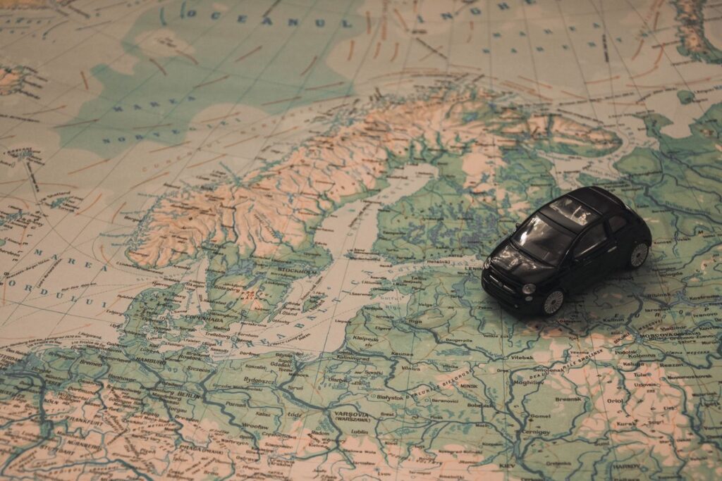 miniatuur auto op wereldkaart